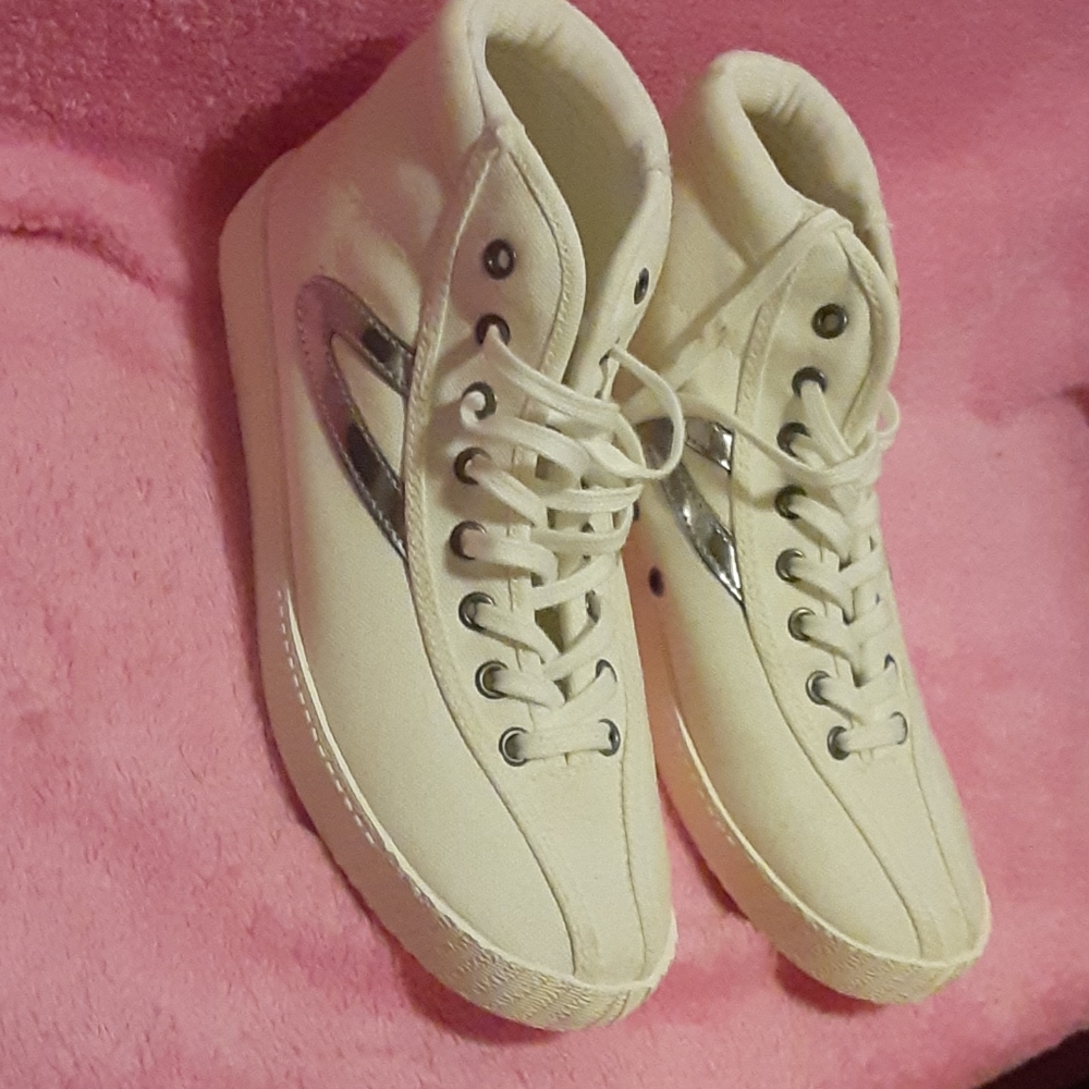 HOLD @mholdingbarrett - Tretorn white high tops 6.5